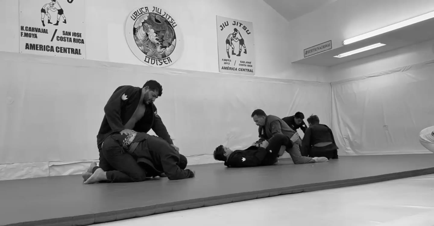 Entrenamiento en el tatami de Uruca JiuJitsu